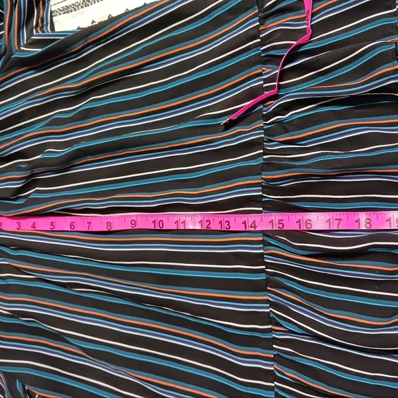 Slight off-shoulder shift blouse - Picture 8 of 10